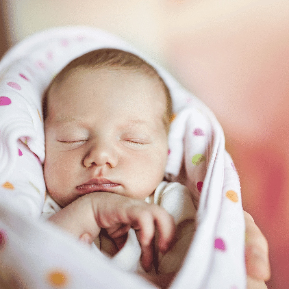 trẻ 1 tháng tuổi sẽ ngủ 17 – 20 tiếng một ngày, mỗi giấc kéo dài từ 3 – 4 tiếng.