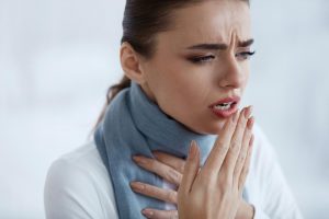 Hen Suyễn - Nguyên Nhân và Điều Trị 2 woman with cough wondering if it s caused by asthma or bronchitis