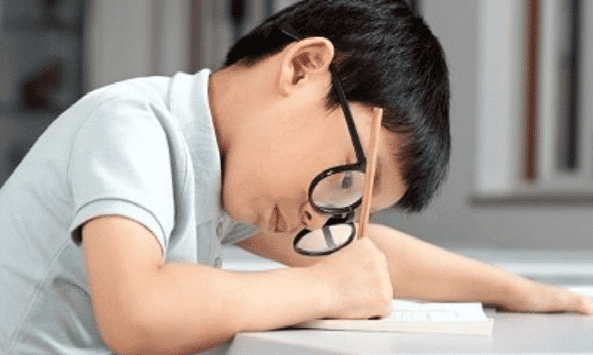 Cận Thị Và Cách Khắc Phục 2 trẻ cúi gằm vào sách vở là dấu hiệu thường thấy của cận thị