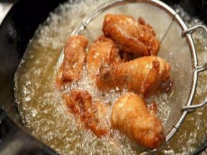 Đồ Ăn Chiên Rán Ảnh Hưởng Đến Sức Khỏe Như Thế Nào? 2 Quá trình rán khiến đồ ăn chứa nhiều chất béo