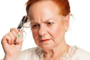 Alzheimer - Nguyên Nhân và Triệu Chứng 2 Người bệnh bị suy giảm trí nhớ
