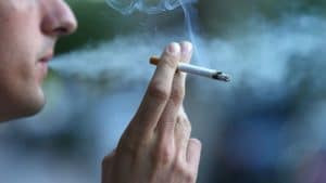 Ung Thư Phổi - Nguyên Nhân và Triệu Chứng 2 Thuốc lá - nguyên nhân hàng đầu gây ung thư phổi