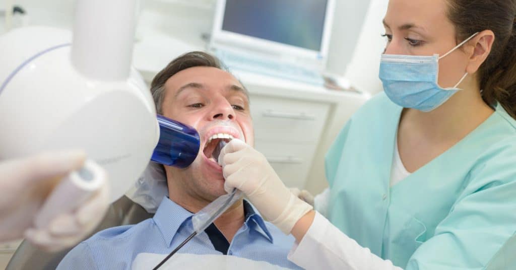 Vì Sao Răng Bị Xỉn Màu? 2 nha khoa