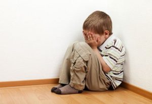 Vì Sao Trẻ Chậm Nói? 2 Trẻ bị chấn thương tâm lý