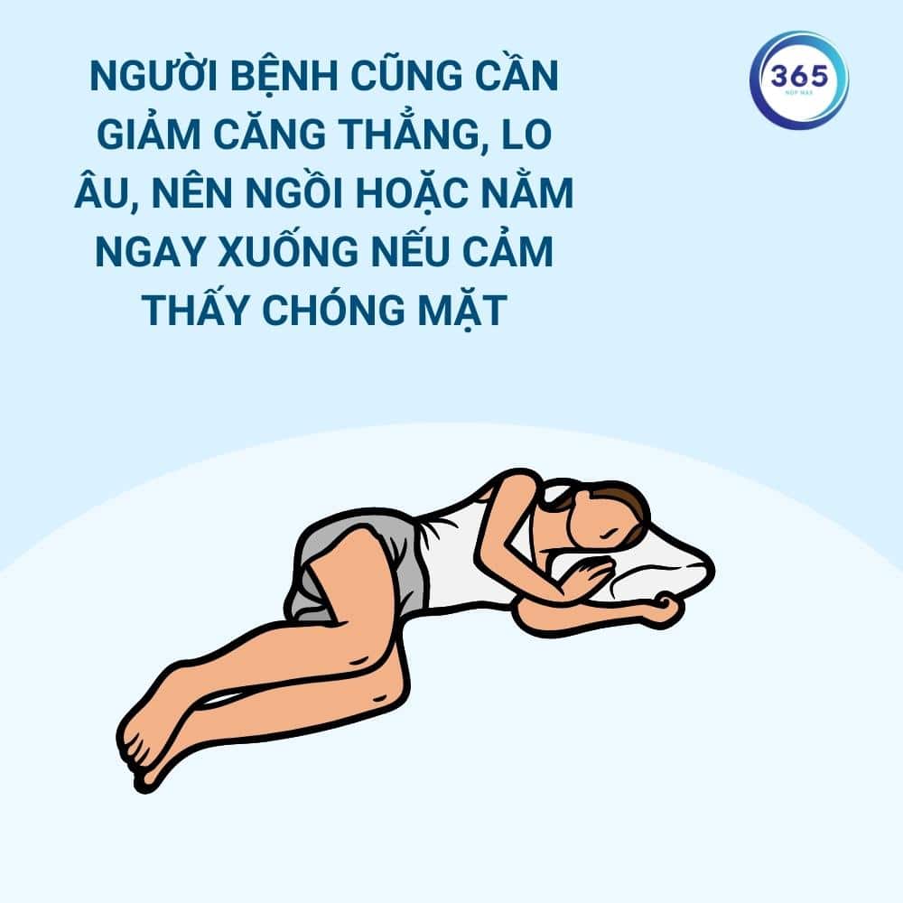 nen ngoi hoac nam neu cam thay chong mat