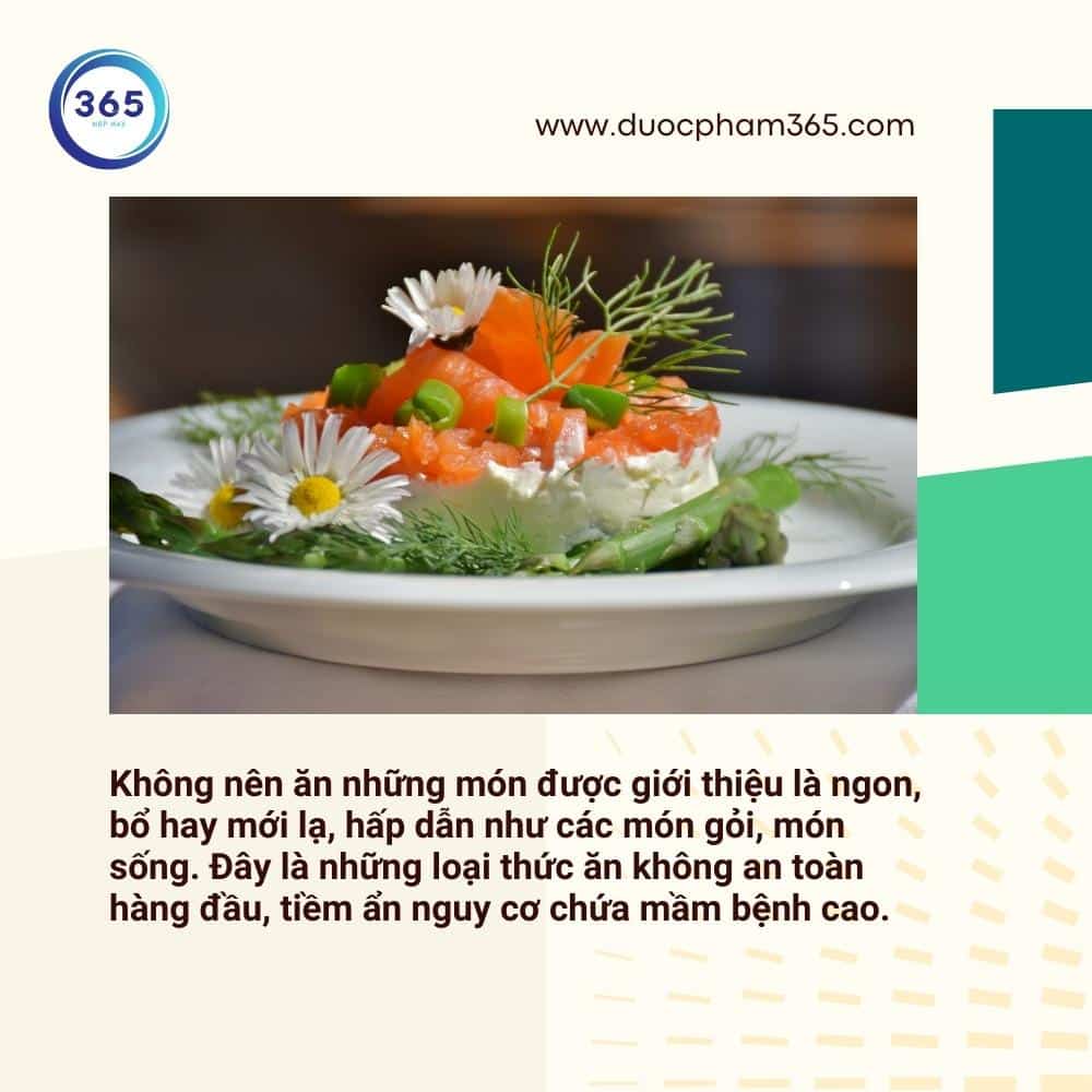 5 Cách phòng tránh ngộ độc thực phẩm khi đi du lịch 2 Khong nen an do song hay do la khi di du lich