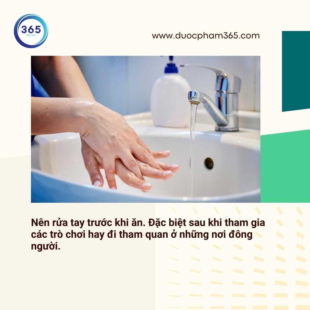 5 Cách phòng tránh ngộ độc thực phẩm khi đi du lịch 4 nen rua tay trc khi an uong