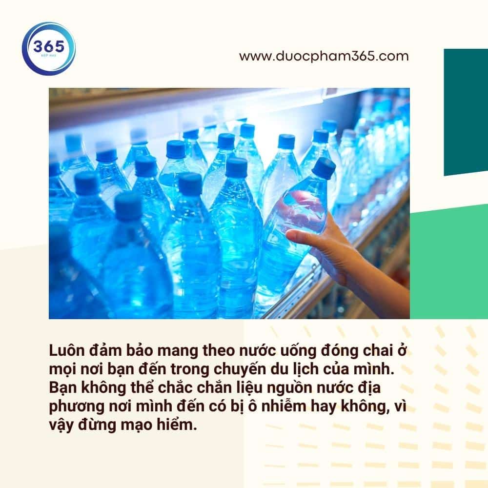 5 Cách phòng tránh ngộ độc thực phẩm khi đi du lịch 3 nen uong nuoc dong chai