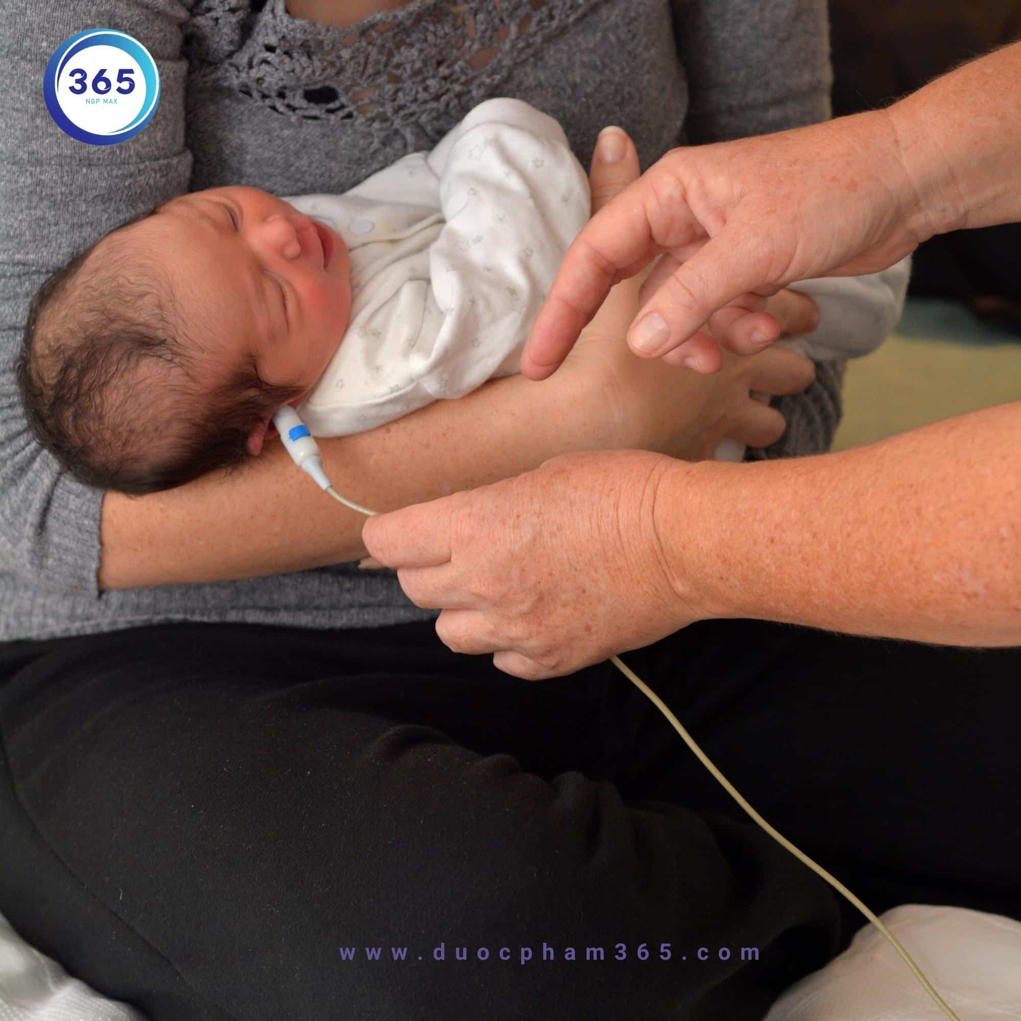 viem tai giua tu khoi duoc khong